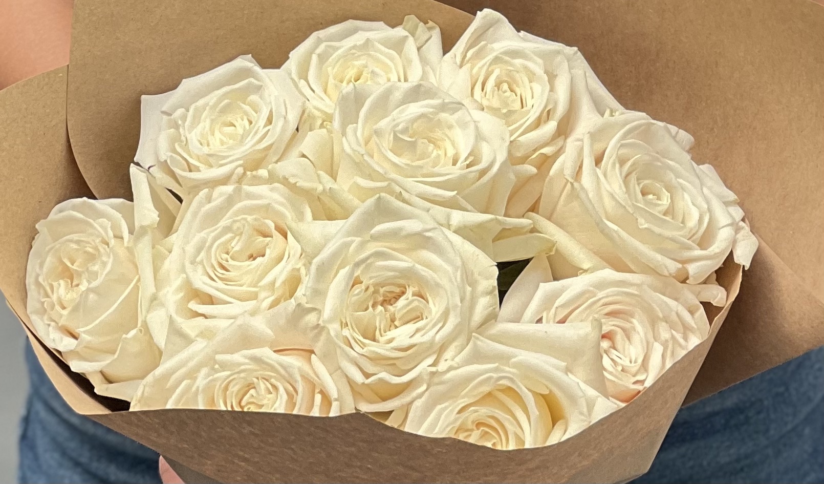 Dozen of white roses