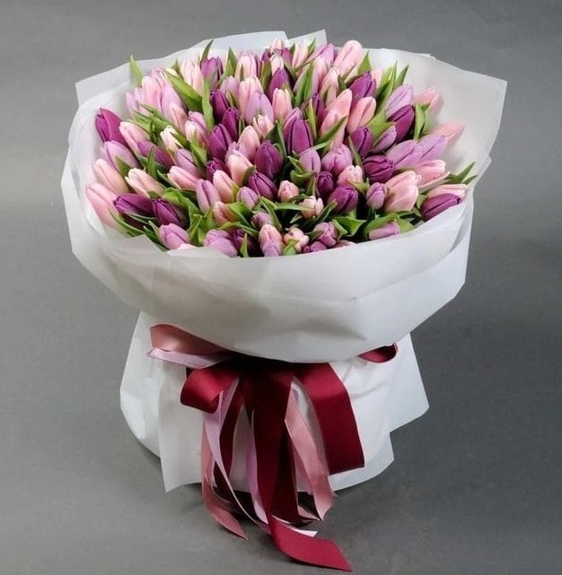 100 Tulips Bouquet