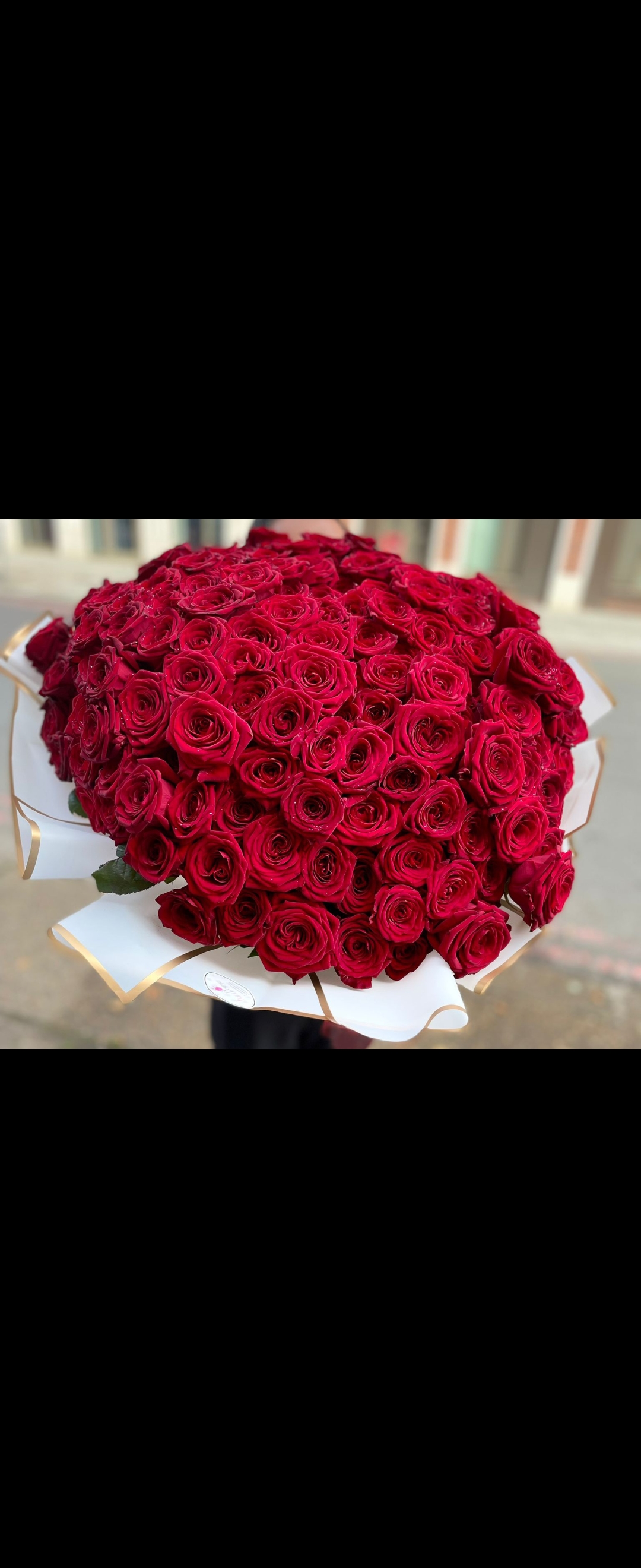 100 roses handtied