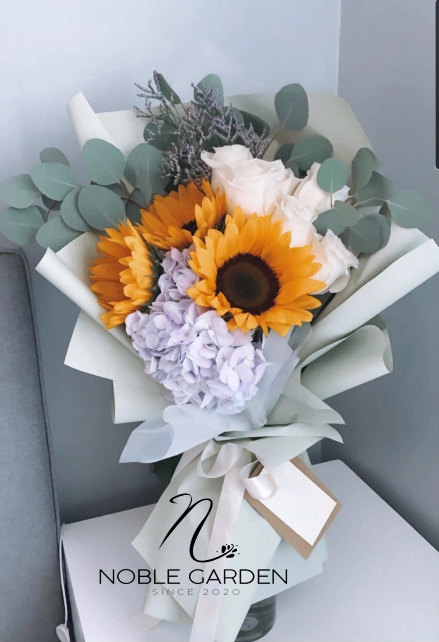 White roses-sunflower