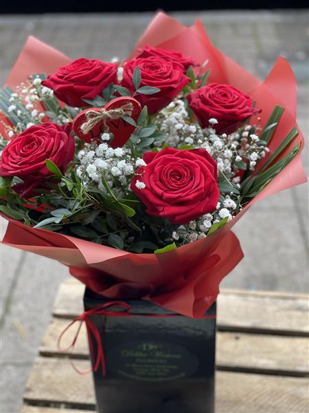 7 luxury Red Roses