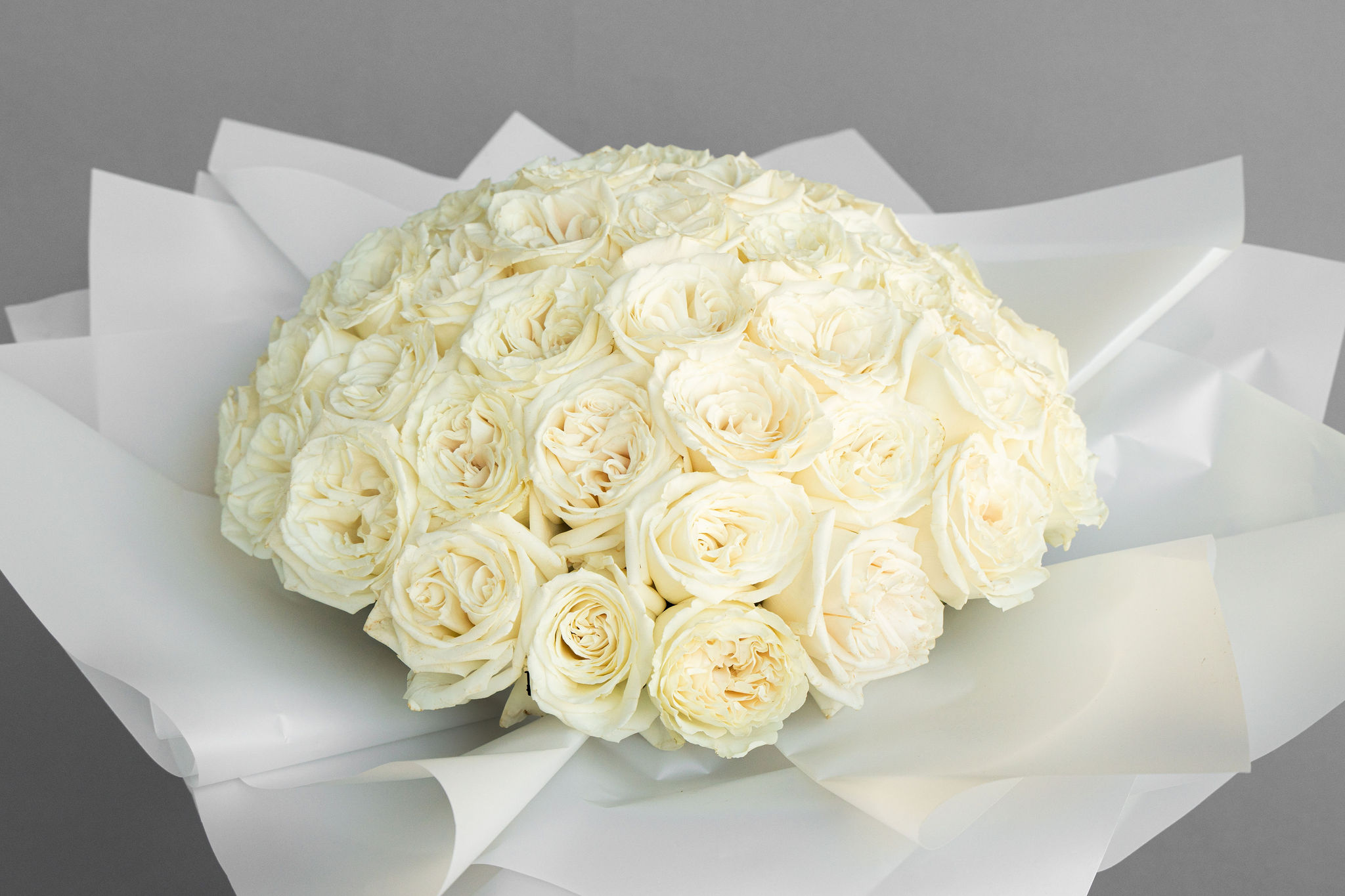 White Roses PETALONIA