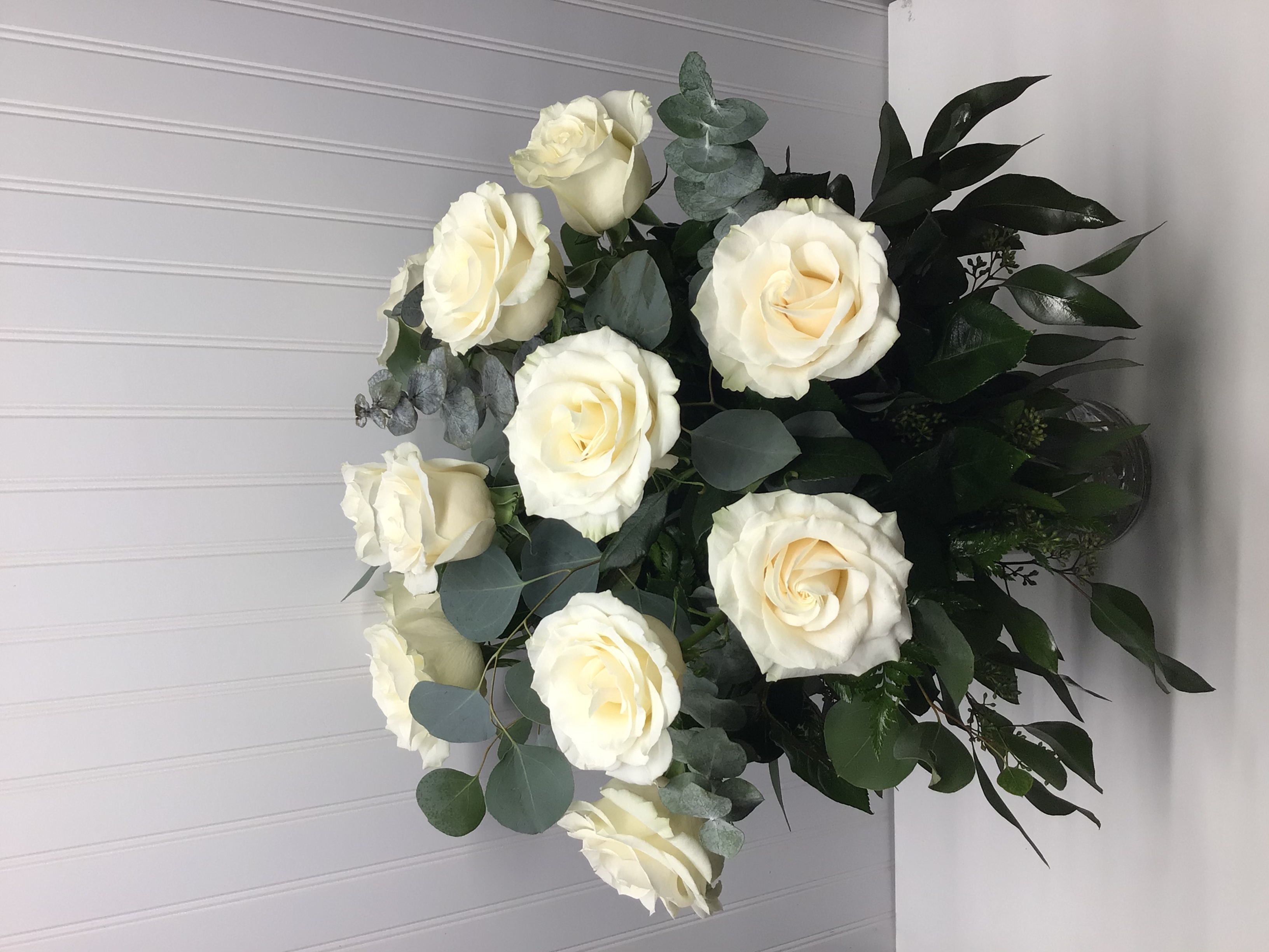 Classic white roses 
