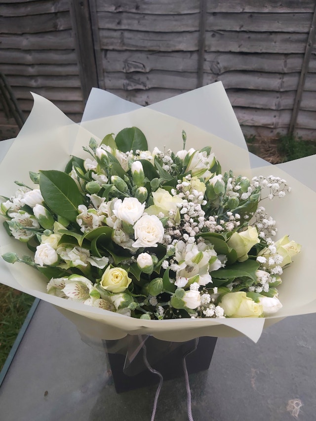 White roses & gyps