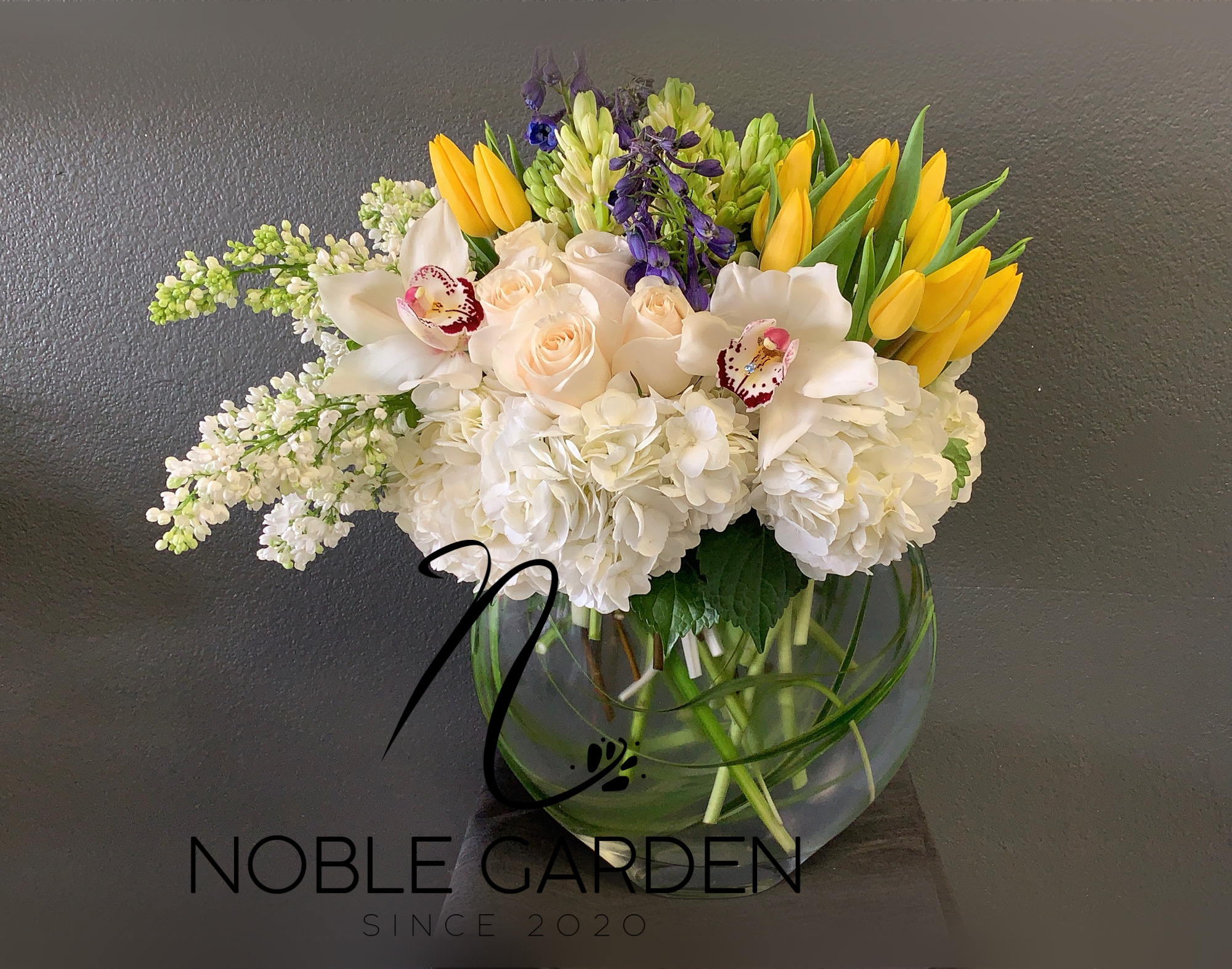 White-yellow flowers